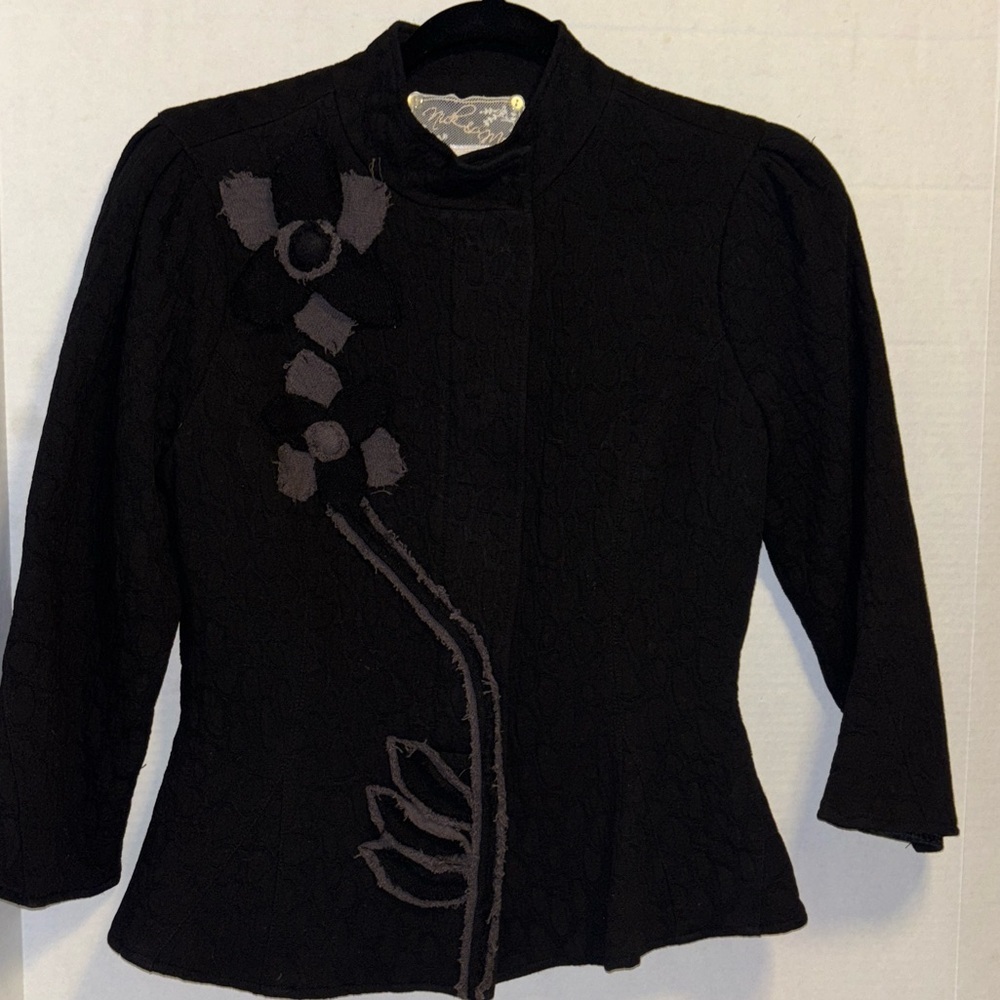NICK & MO BLACK JACKET TEXTURED COTTON FLORAL APPLIQUร ON RIGHT SIDE SIZE SMALL